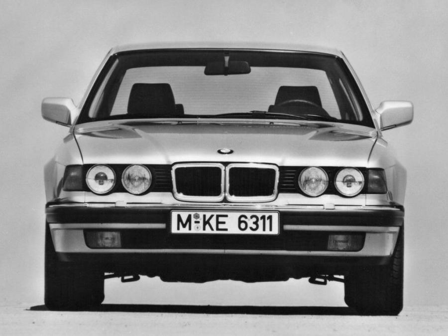  BMW 750iL 1987 года  (фото 12 из 18)